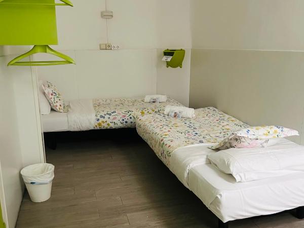 Central and Basic Universitat HOSTEL : photo 4 de la chambre chambre lits jumeaux avec salle de bains privative