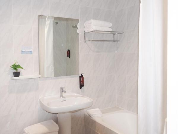 Hostal Comercio : photo 5 de la chambre chambre double ou lits jumeaux avec balcon
