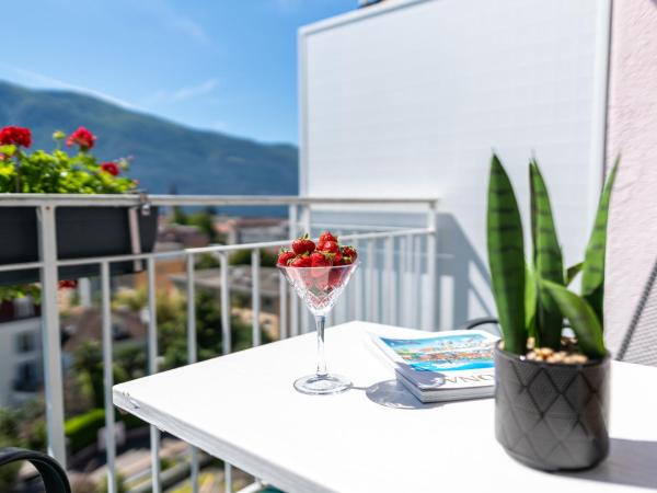 Hotel La Perla : photo 3 de la chambre economy double room with balcony lake side