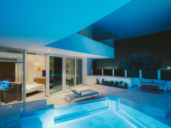 FIVE Jumeirah Village : photo 3 de la chambre suite principale avec piscine privée