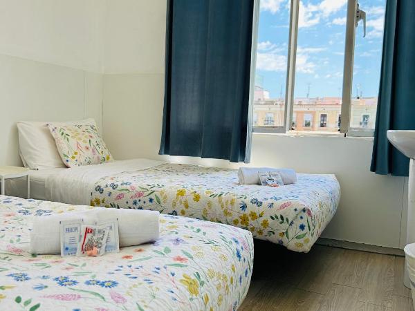 Central and Basic Universitat HOSTEL : photo 5 de la chambre chambre lits jumeaux avec salle de bains commune