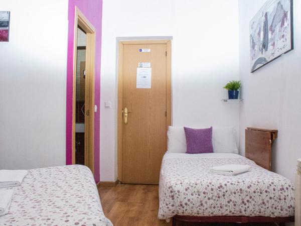 Hostal Abel Victoriano : photo 2 de la chambre chambre double avec lit d'appoint