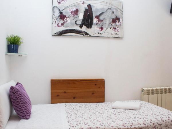 Hostal Abel Victoriano : photo 3 de la chambre chambre double avec lit d'appoint