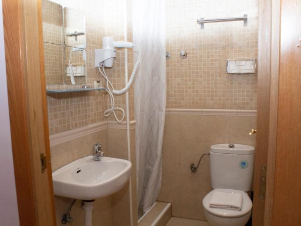 Hostal Abel Victoriano : photo 8 de la chambre chambre double avec lit d'appoint