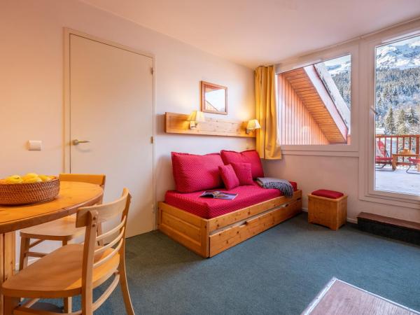 Résidence Pierre & Vacances Le Peillon : photo 8 de la chambre one-bedroom apartment with sleeping alcove and balcony (6 people) - valley view