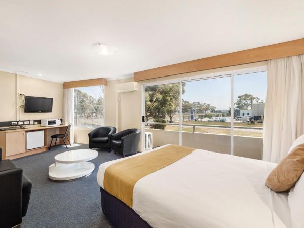 Ciloms Airport Lodge : photo 2 de la chambre chambre lit queen-size avec baignoire spa