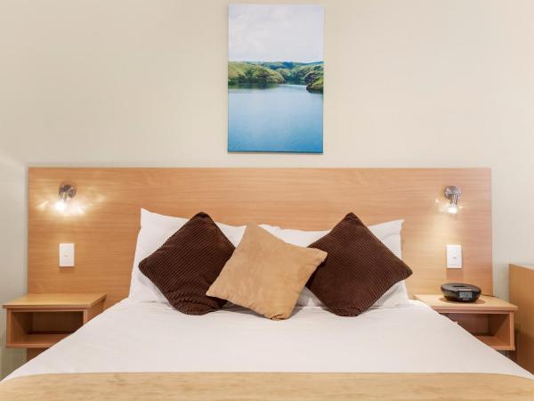 Ciloms Airport Lodge : photo 3 de la chambre chambre lit queen-size avec baignoire spa