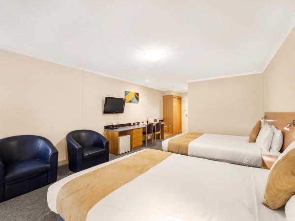 Ciloms Airport Lodge : photo 3 de la chambre chambre avec 2 grands lits queen-size