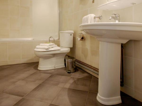 Logis Hotel Des Bains : photo 3 de la chambre chambre double avec sauna - hébergement accessible uniquement par des escaliers