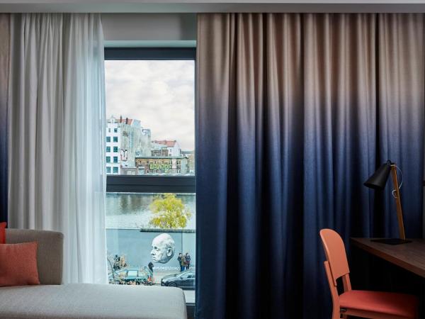 Hotel Indigo Berlin - East Side Gallery : photo 6 de la chambre chambre lit queen-size standard - vue sur rivière