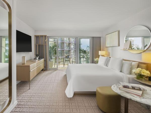 Fairmont Century Plaza Los Angeles : photo 2 de la chambre chambre lit king-size century plaza avec douche accessible en fauteuil roulant et balcon - adaptée aux personnes à mobilité réduite