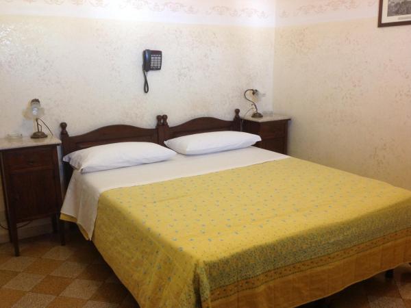 Albergo Cavour : photo 1 de la chambre chambre double avec salle de bains privative