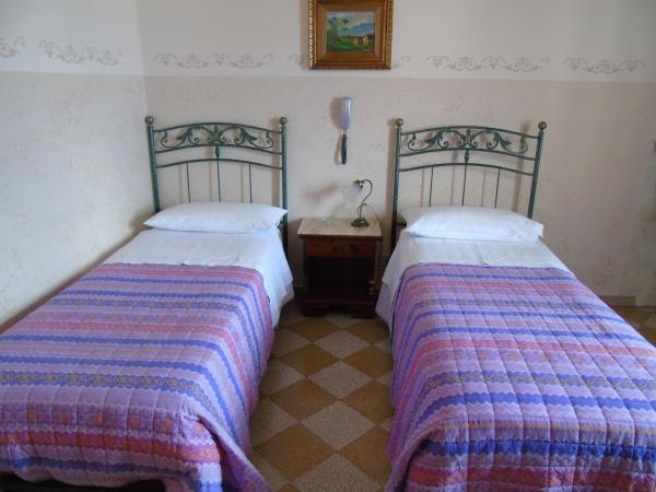 Albergo Cavour : photo 1 de la chambre chambre simple standard avec salle de bains commune