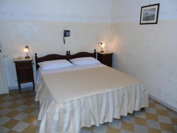 Albergo Cavour : photo 2 de la chambre chambre double avec salle de bains privative