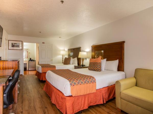 Sandia Peak Inn Old Town ABQ, a Howard Johnson by Wyndham : photo 1 de la chambre suite avec 2 lits king-size - non-fumeurs