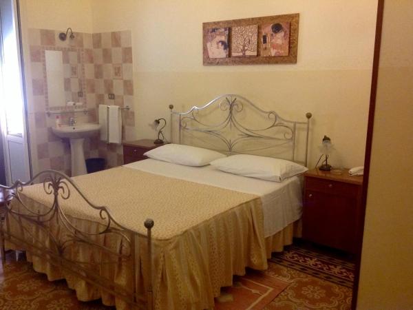 Albergo Cavour : photo 4 de la chambre chambre double ou lits jumeaux avec salle de bains commune