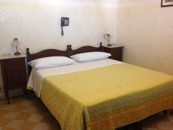 Albergo Cavour : photo 4 de la chambre chambre double avec salle de bains privative