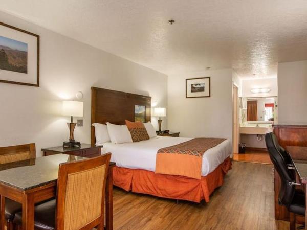 Sandia Peak Inn Old Town ABQ, a Howard Johnson by Wyndham : photo 3 de la chambre chambre lit king-size pour personnes à mobilité réduite - baignoire avec barres d’appui - non-fumeurs