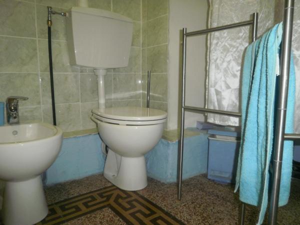 Guest House Erika : photo 1 de la chambre chambre quadruple avec salle de bains privative