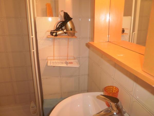 Guest House Erika : photo 1 de la chambre chambre triple avec salle de bains privative