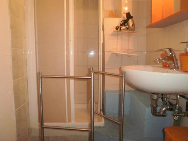 Guest House Erika : photo 5 de la chambre chambre triple avec salle de bains privative