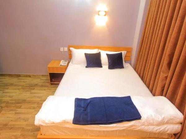 Paila Hostel Lakeside : photo 1 de la chambre chambre double deluxe avec balcon