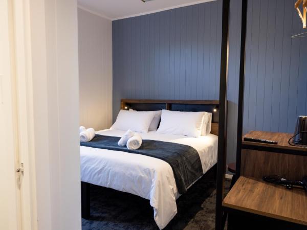 Haka House Wanaka : photo 3 de la chambre chambre lit king-size avec salle de bains privative