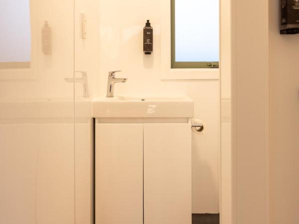 Haka House Wanaka : photo 4 de la chambre chambre quadruple avec salle de bains