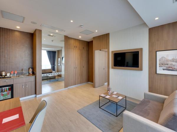 Ramada by Wyndham Istanbul Old City : photo 2 de la chambre suite lits jumeaux avec terrasse - non-fumeurs