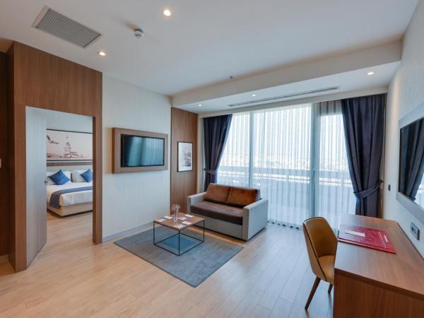 Ramada by Wyndham Istanbul Old City : photo 2 de la chambre suite lit king-size avec terrasse - non-fumeurs