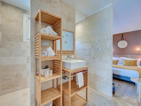 The Originals Boutique, Clair Hôtel, Martigues : photo 4 de la chambre chambre double avec jacuzzi