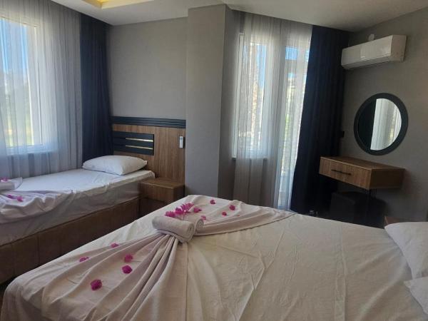 Mimoza Boutique Hotel : photo 2 de la chambre chambre triple avec balcon