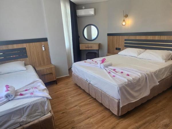 Mimoza Boutique Hotel : photo 5 de la chambre chambre triple avec balcon