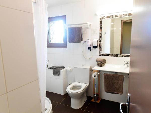 Le Mas Des Aigras - Hôtel de Charme en Provence : photo 3 de la chambre chambre lit queen-size - vue sur jardin