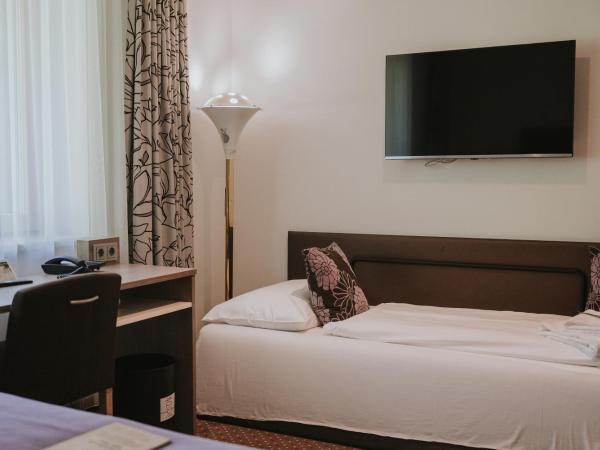 Boutiquehotel Stadthalle : photo 4 de la chambre chambre triple confort avec vue sur jardin