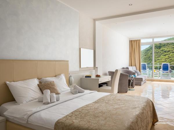 Hotel Hedera - Maslinica Hotels & Resorts : photo 2 de la chambre chambre double avec balcon - vue sur mer