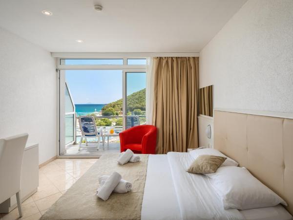 Hotel Hedera - Maslinica Hotels & Resorts : photo 9 de la chambre chambre double avec balcon - vue sur mer