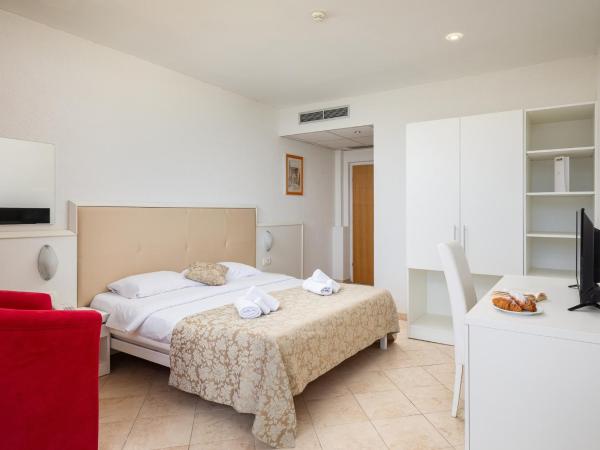 Hotel Hedera - Maslinica Hotels & Resorts : photo 10 de la chambre chambre double avec balcon - vue sur mer
