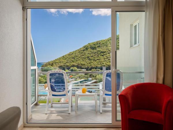 Hotel Hedera - Maslinica Hotels & Resorts : photo 8 de la chambre chambre double avec balcon - vue sur mer