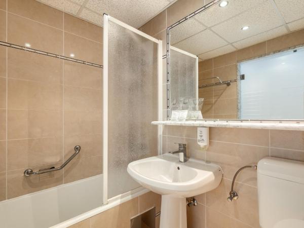 Hotel Narcis - Maslinica Hotels & Resorts : photo 8 de la chambre chambre double ou lits jumeaux - vue latérale sur mer