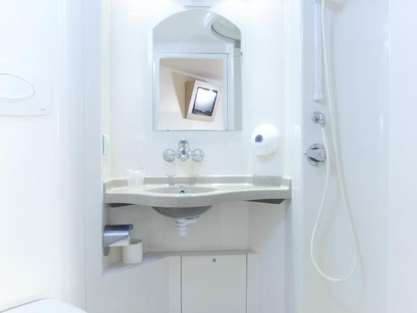 Premiere Classe Pau Est-Bizanos : photo 3 de la chambre chambre triple (1 lit double et 1 lit simple)