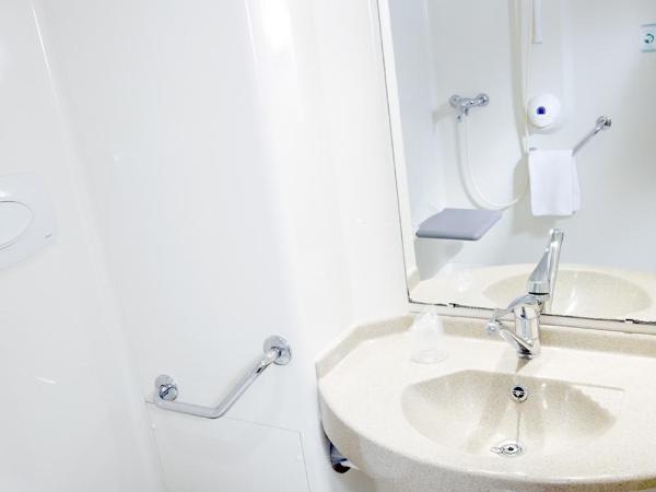 Premiere Classe Pau Est-Bizanos : photo 2 de la chambre chambre triple (1 lit double et 1 lit simple)