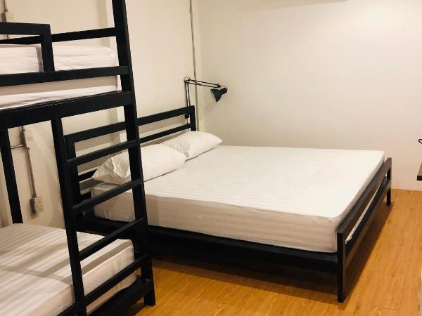 Labkoff cafe and Hostel : photo 1 de la chambre chambre quadruple avec salle de bains privative séparée