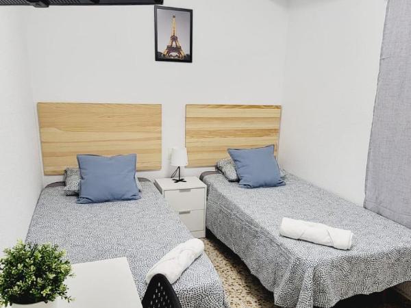 Sweet Rooms in Alboraya Valencia : photo 2 de la chambre chambre lits jumeaux avec salle de bains commune