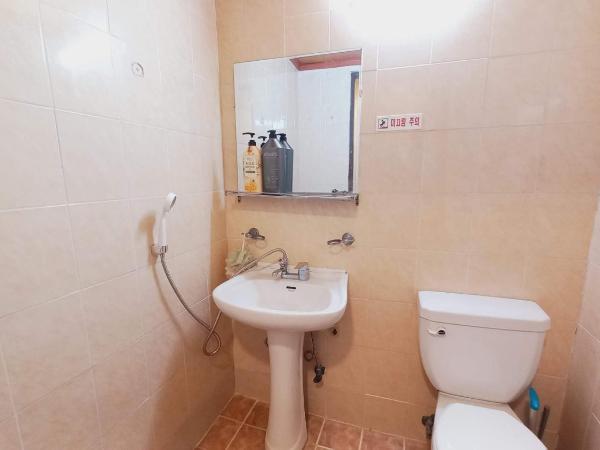 Sujeongjang Inn : photo 2 de la chambre chambre simple avec salle de bains privative