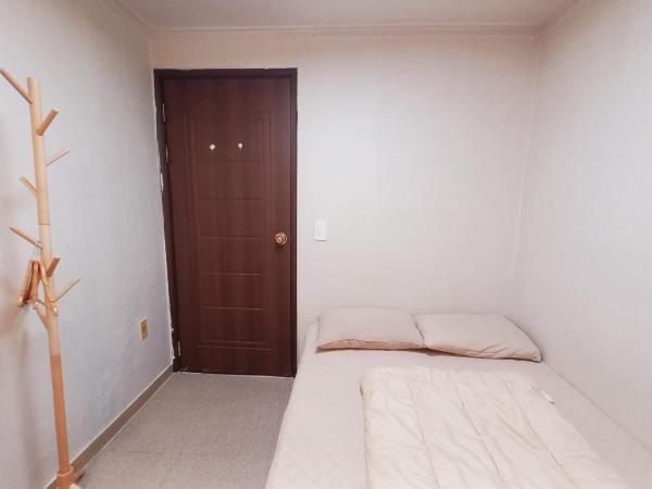 Sujeongjang Inn : photo 9 de la chambre chambre double avec salle de bains privative