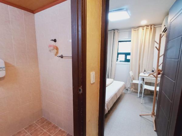 Sujeongjang Inn : photo 5 de la chambre chambre double avec salle de bains privative