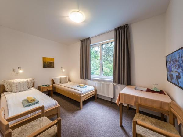 Penzion Kozí Horka u Brněnské přehrady : photo 2 de la chambre chambre double ou lits jumeaux standard - vue sur jardin