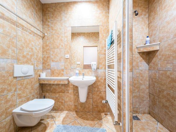 Penzion Kozí Horka u Brněnské přehrady : photo 2 de la chambre chambre double ou lits jumeaux - vue sur lac