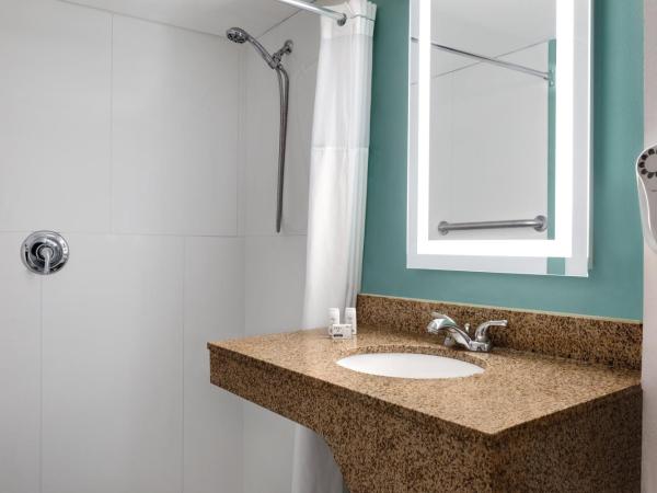 Wingate by Wyndham Louisville East : photo 5 de la chambre chambre lit king-size de luxe - accès personnes à mobilité réduite - non-fumeurs